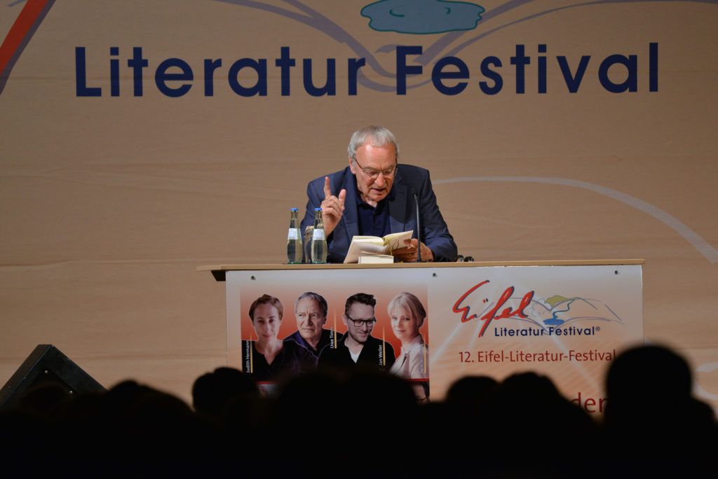 Eifel-Literatur-Festival 2016: Uwe Timm liest am Gymnasium in Wittlich. Foto: Harald Tittel/dpa