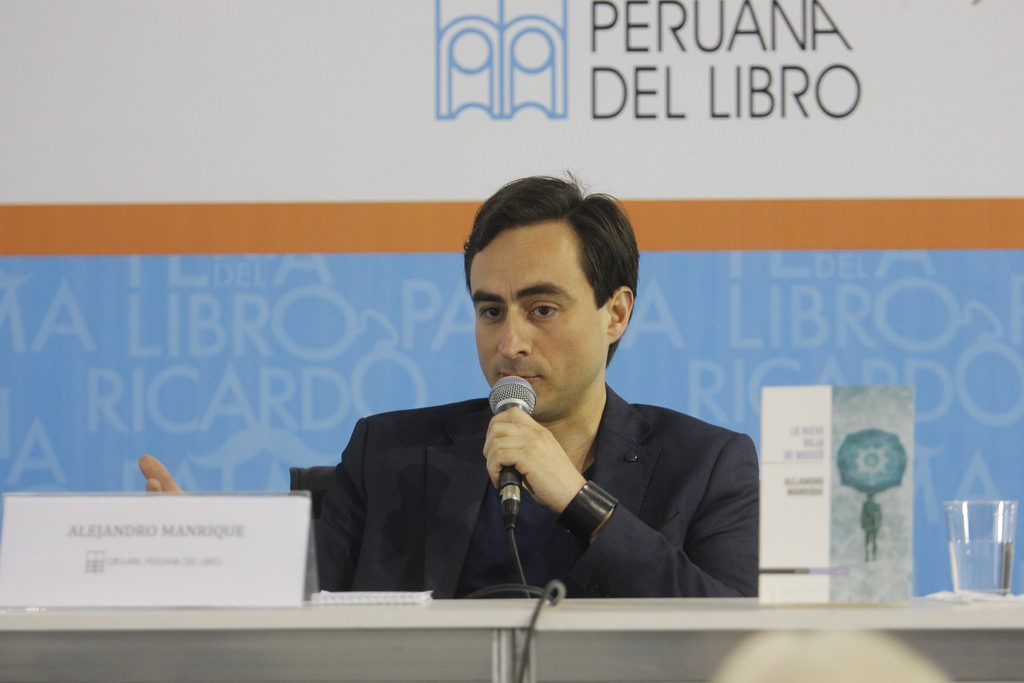 El escritor y diplomático Alejandro Manrique en la presentación del libro en la Feria del Libro Ricardo Palma 2016