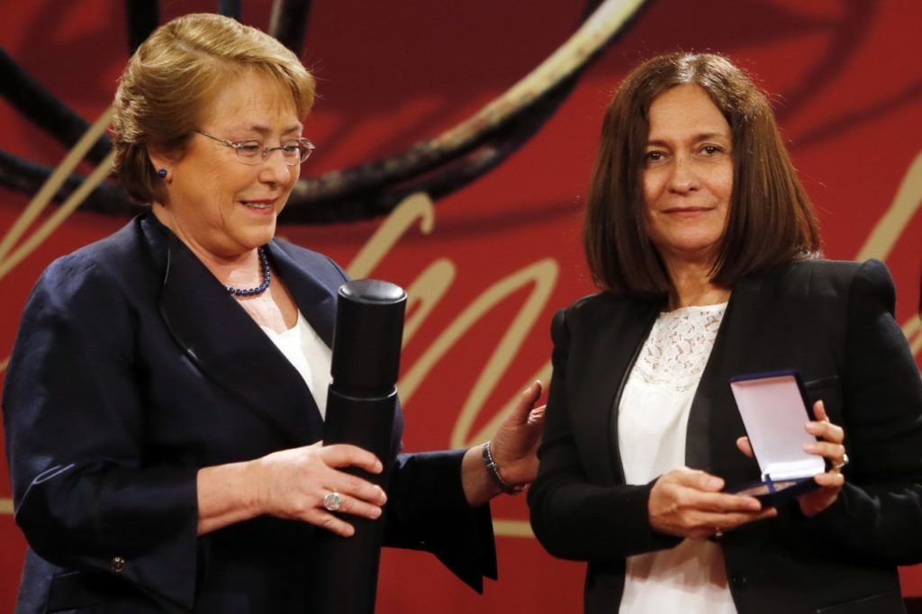 La poeta Reina María Rodríguez recibiendo el Premio Neruda de manos de Michelle Bachelet.