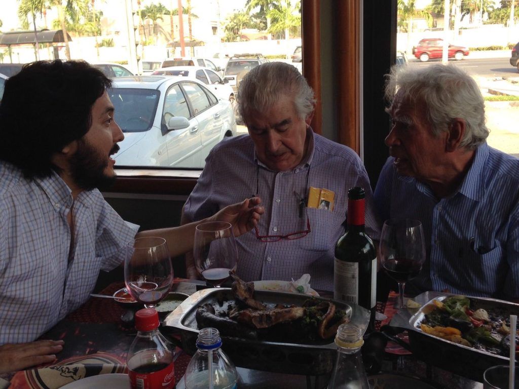 3 poetas conversan (de izq. a der.) Ernesto Carrión (Ecuador), Antonio Gamoneda (España) y Rodolfo Hinostroza (Perú).