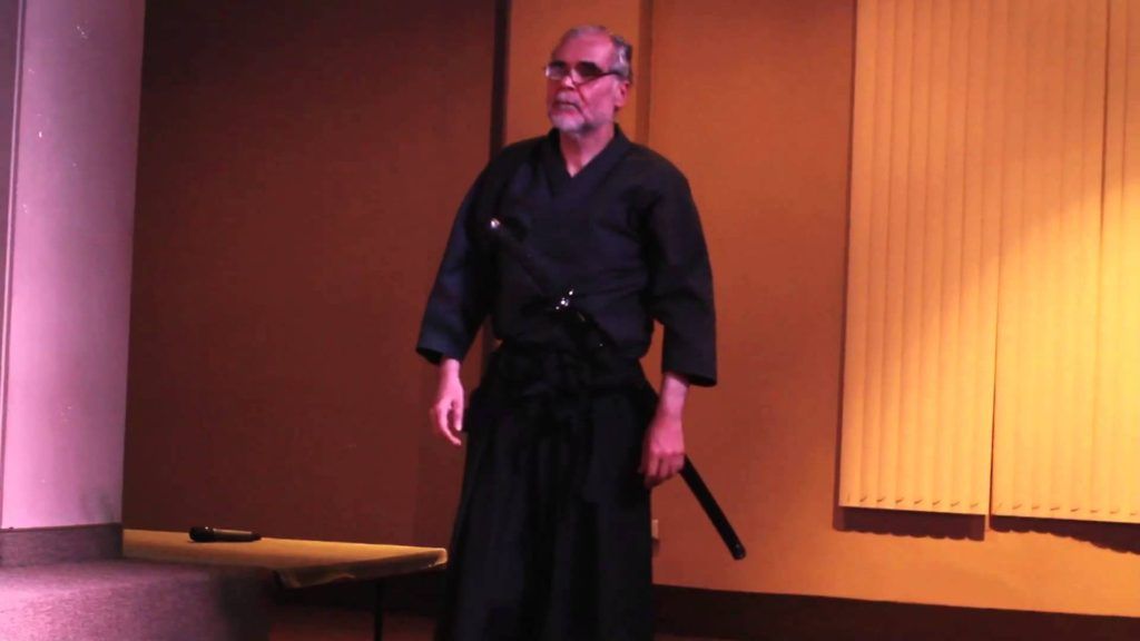 El poeta José Pancorvo vestido de Samurai, katana incluida.