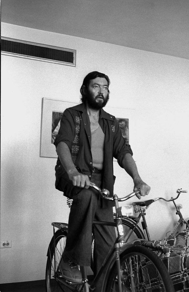 El escritor Julio Cortázar en bicicleta. C. 1965